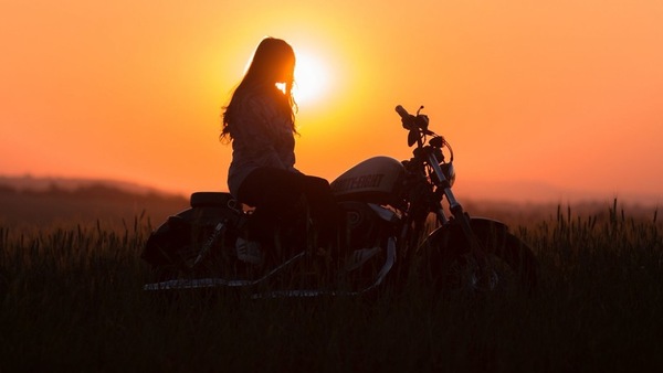 Perchè ci piace guidare la moto?