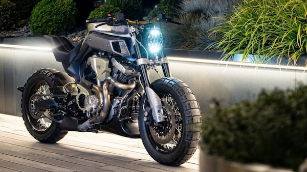 Yamaha MT-01, la special Blue Falcon è marziale e brutale