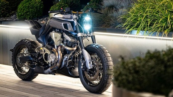 Yamaha MT-01, la special Blue Falcon è marziale e brutale