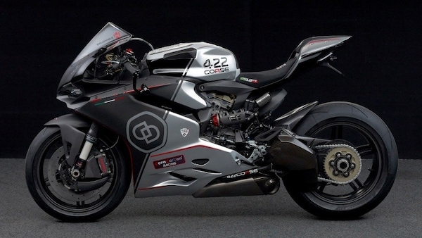 Ducati Panigale 442Corse by Arctos: fascino color carbonio