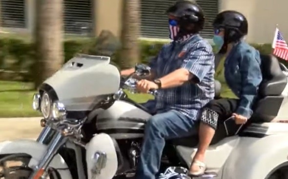 Compie 85 anni, le regalano il primo giro in moto della sua vita