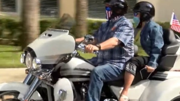 Compie 85 anni, le regalano il primo giro in moto della sua vita