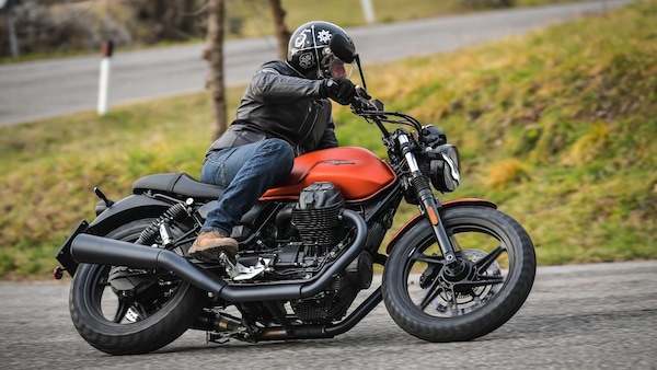 Prova Moto Guzzi V7 Stone 2021: primo contatto con la “otto e mezzo”
