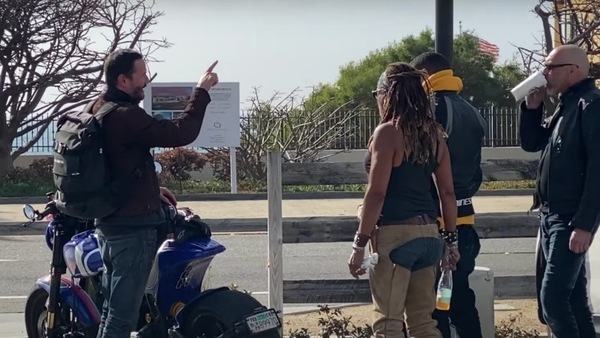 Keanu Reeves e la sua Arch KRGT-1: chiacchiere da moto con i fan