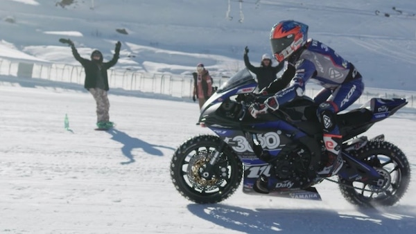 Yamaha R1 e gomme chiodate: la trovata di Hugo Clere per “sciare”