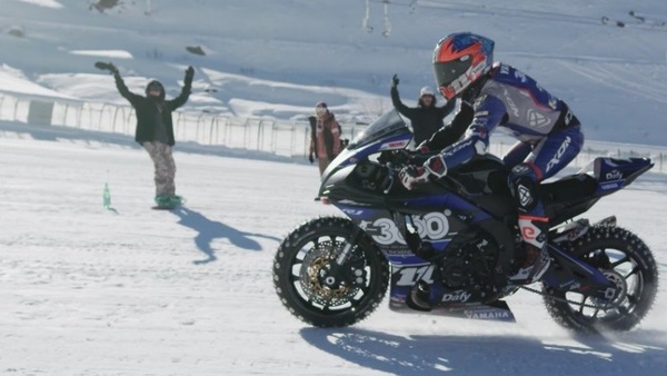 Yamaha R1 e gomme chiodate: la trovata di Hugo Clere per “sciare”