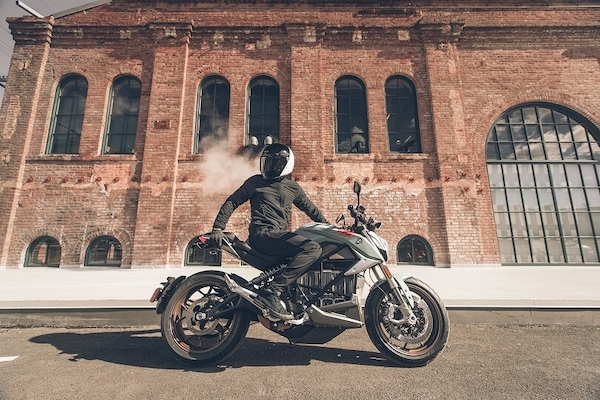 Regno Unito, i giovani preferiscono le moto elettriche