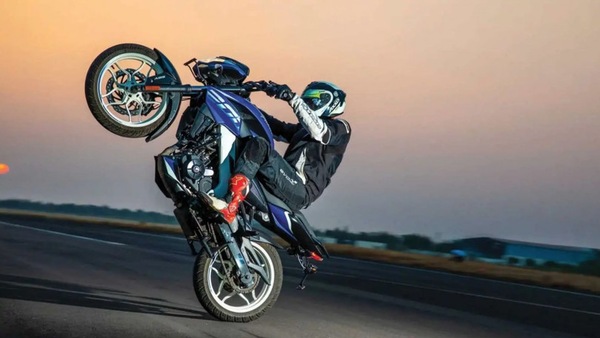 Quarto di miglio su una ruota: record in sella ad una Bajaj Pulsar NS200