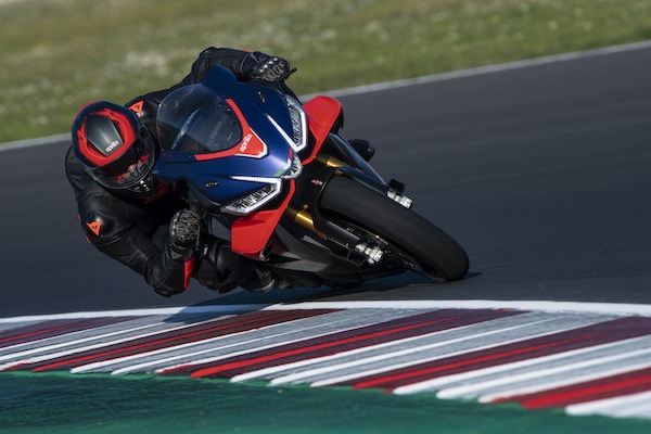 Aprilia RSV4 2021: eccola in azione con Max Biaggi a Misano