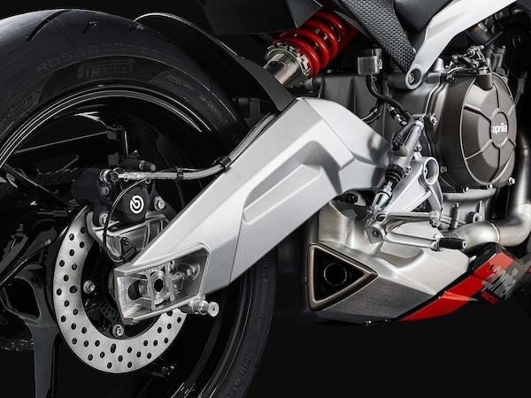 100 CV per 200 kg, è la regola aurea del motociclismo?