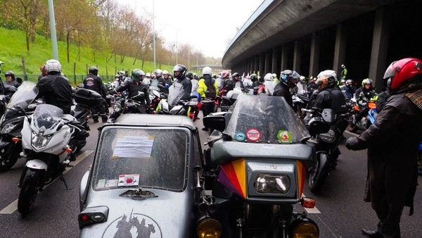 Francia, motociclisti in piazza contro la revisione: non migliora la sicurezza