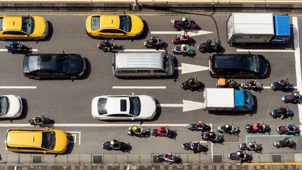 Lane splitting: perchè in alcuni paesi è illegale?