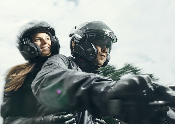 Scorpion EXO Tech Carbon: apribile Flip-Back dall'animo supersportivo
