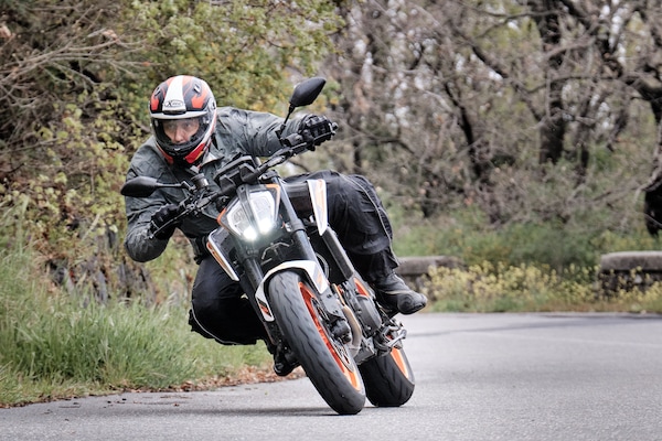 Test Pirelli Diablo Rosso IV: migliorano durata e tenuta sul bagnato