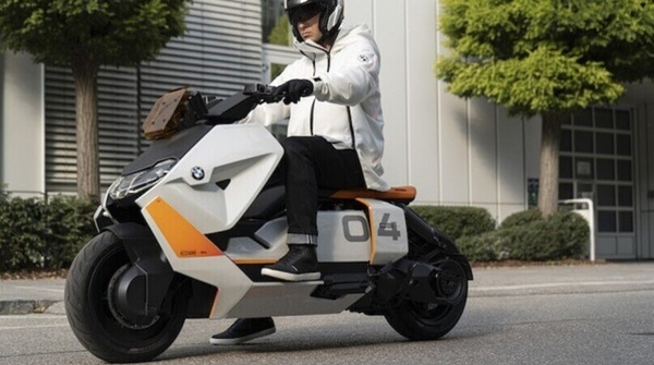 BMW: si avvicina il debutto dello scooter CE-04