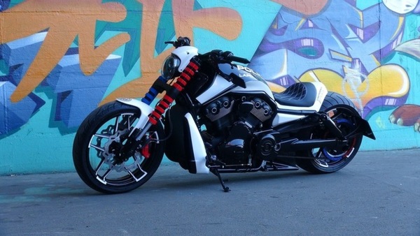 Harley-Davidson V-Rod, la LAPD 300 Razor omaggia la polizia di Los Angeles