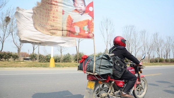 Attraversa la Cina in moto per 24 anni per ritrovare il figlio: la storia di Guo Gangtang
