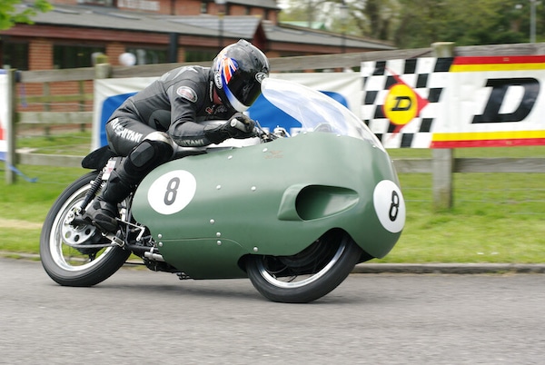 Prova Moto Guzzi V8: in pista con una leggenda!
