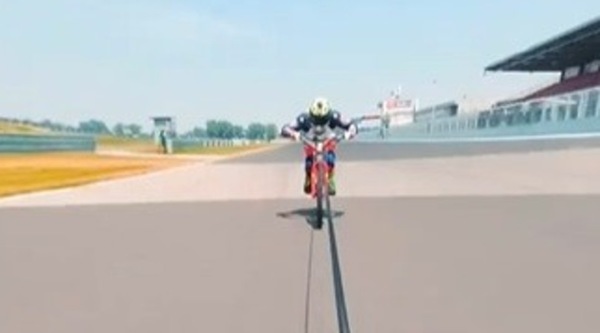 Con la bici a 221 km/h: ma a tirare è la Honda CBR1000RR-R