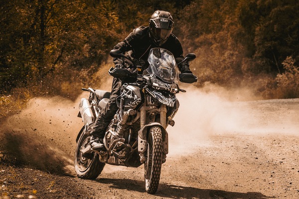 Triumph: la nuova Tiger 1200 promette scintille tra le maxi Adventure