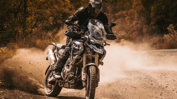 Triumph: la nuova Tiger 1200 promette scintille tra le maxi Adventure