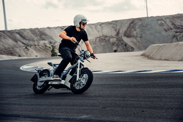 Cake reinventa il moped e lancia Makka