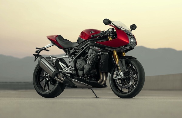Triumph Speed Triple 1200 RR: la sport café da 180 CV