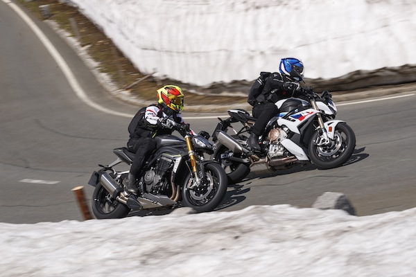 Alpen Masters 2021, le maxi naked: BMW S1000R e Triumph Speed Triple 1200 RS