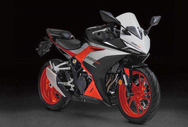 Colove 321RR: una "Yamaha R3" che ci crede troppo