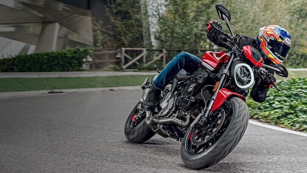 Non hanno i velox ma ci fanno le foto: il fenomeno dei fotografi da curva