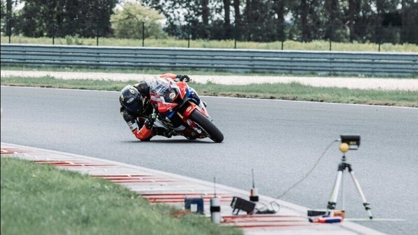 Nuovo record di velocità: 168,65 km/h gomito a terra