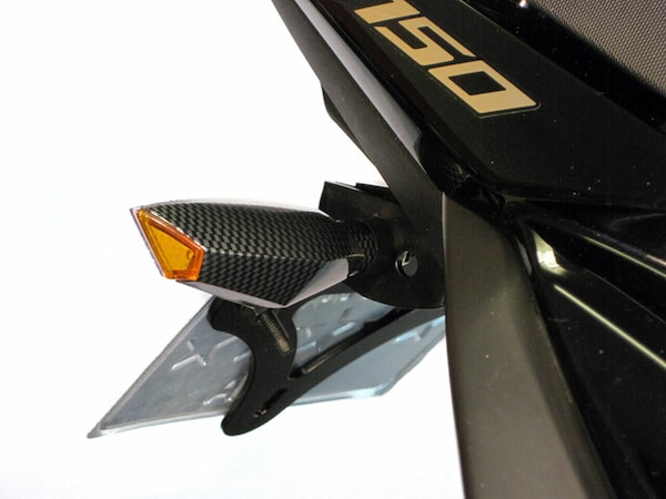 Accessori moto in carbon look: stile racing o cattivo gusto?