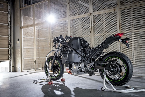 Kawasaki: dieci moto elettriche o ibride entro il 2025 e un 4 cilindri ad idrogeno
