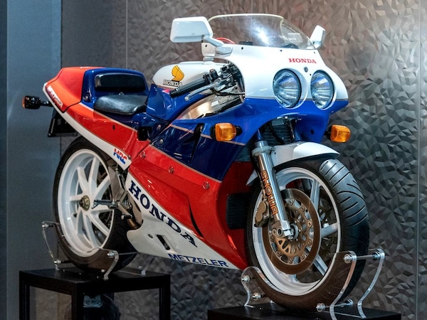 Moto dei Miti, una 916 Senna ed una RC30 all'asta con Bonhams