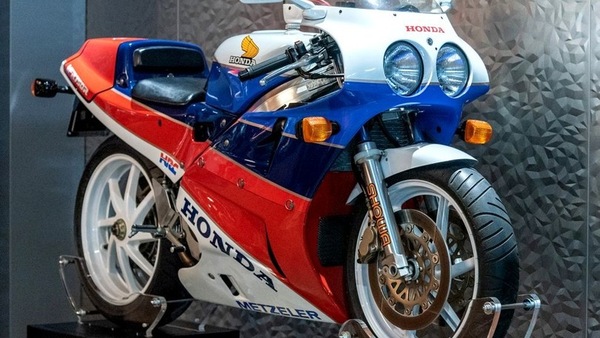 Moto dei Miti, una 916 Senna ed una RC30 all'asta con Bonhams