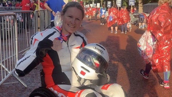 Motociclista paraplegica con casco e tuta alla Maratona di Londra