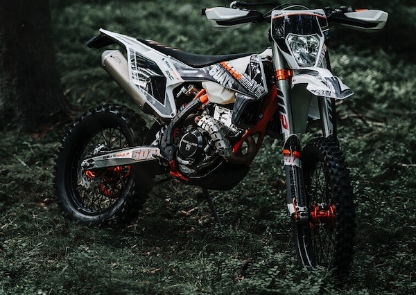 Commercio illegale di moto da cross, due arresti in Italia