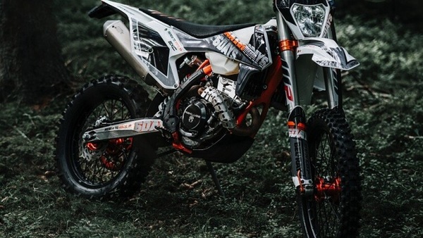 Commercio illegale di moto da cross, due arresti in Italia