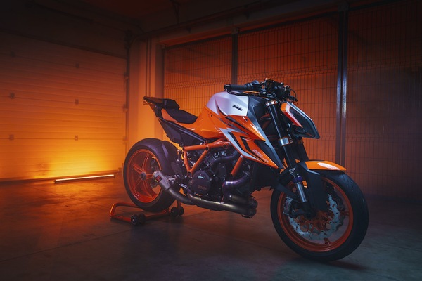 KTM 1290 Super Duke R: la Bestia ringhia ancora di più con la EVO