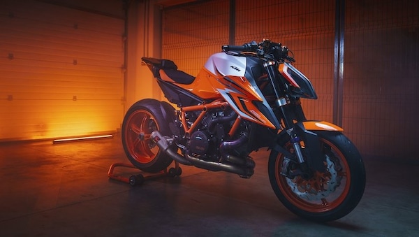 KTM 1290 Super Duke R: la Bestia ringhia ancora di più con la EVO