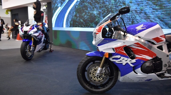 Honda: la storia della CBR Fireblade sfila ad EICMA