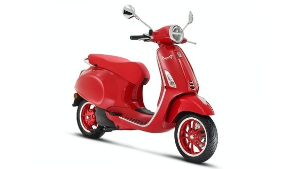 La Vespa Elettrica si tinge di rosso per la lotta all’Aids