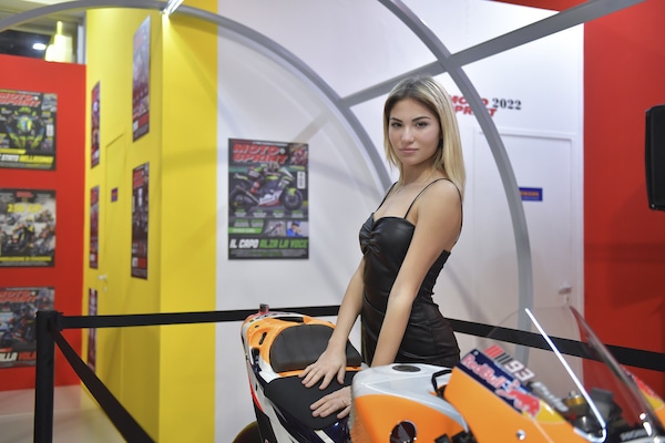 EICMA, vi(s)ta da hostess: "Sono una fotomodella, non una bambola"