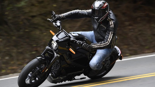 Nuovo Codice della Strada, a 16 anni in autostrada? Solo con moto elettriche