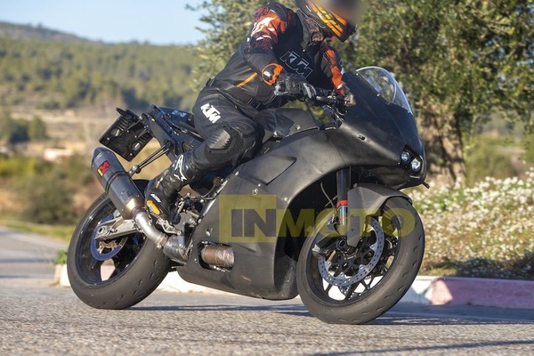 KTM risponde alla Ducati Panigale V2 con la RC 990: le foto su strada