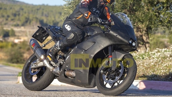 KTM risponde alla Ducati Panigale V2 con la RC 990: le foto su strada