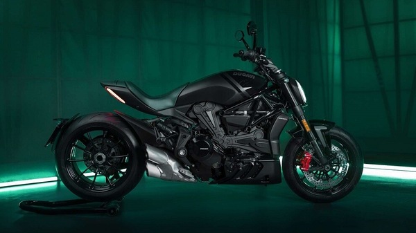 Ducati XDiavel Nera, 500 cruiser in pelle Frau