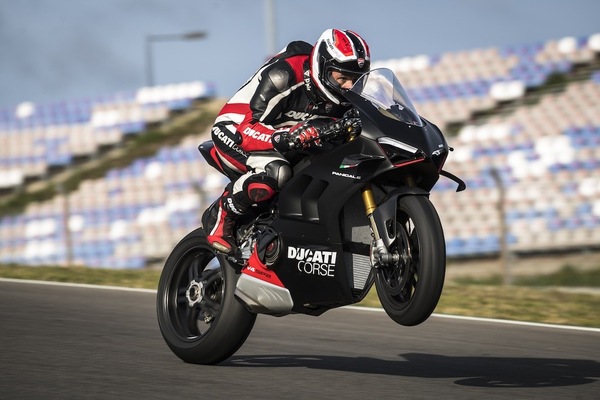 Ducati Panigale V4 SP2: nera da paura