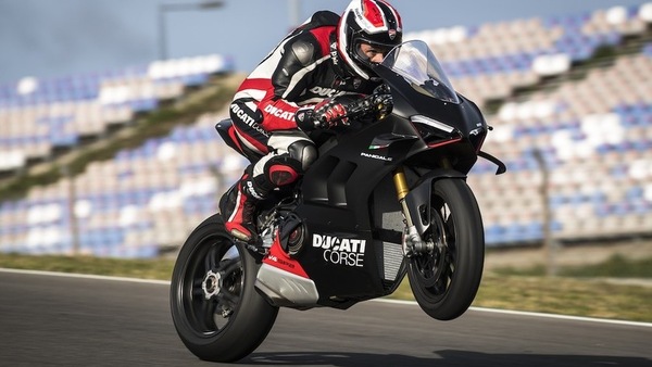 Ducati Panigale V4 SP2: nera da paura