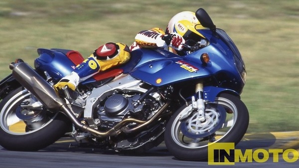 Rewind, Yamaha SZR 660: nozze da single